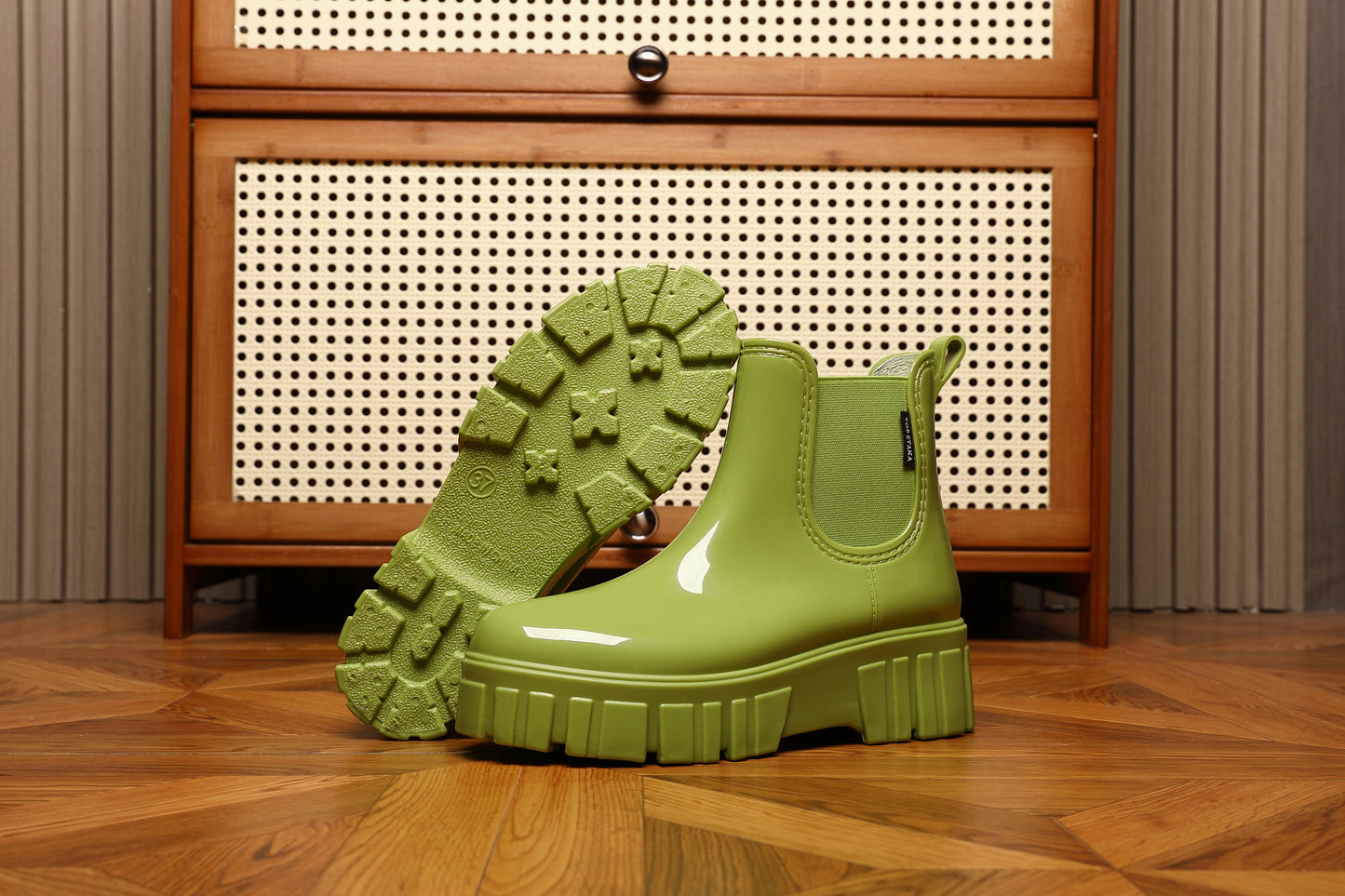 GREEN