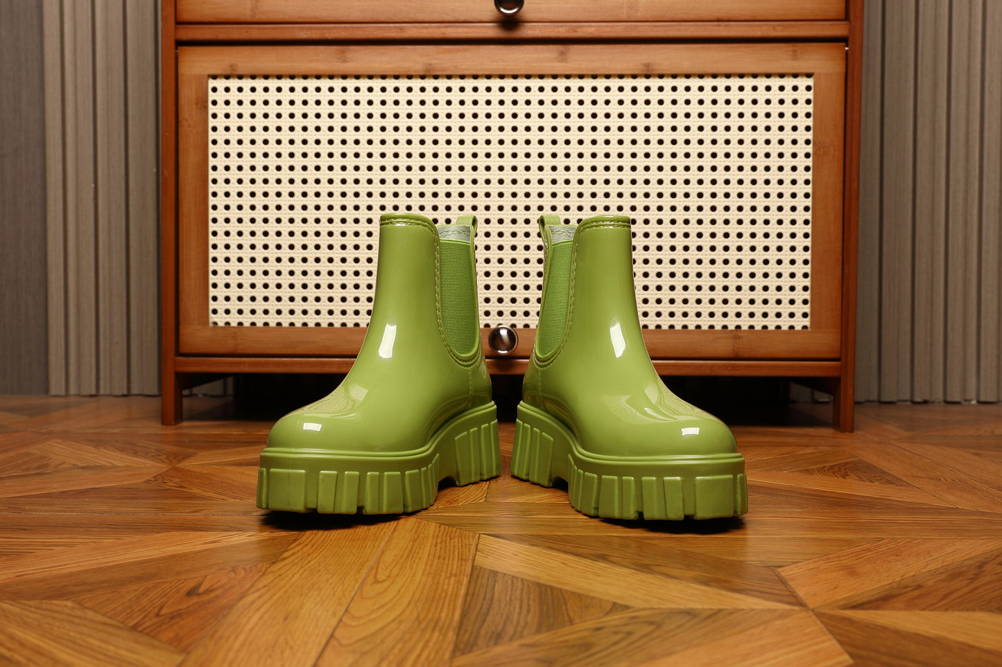 GREEN
